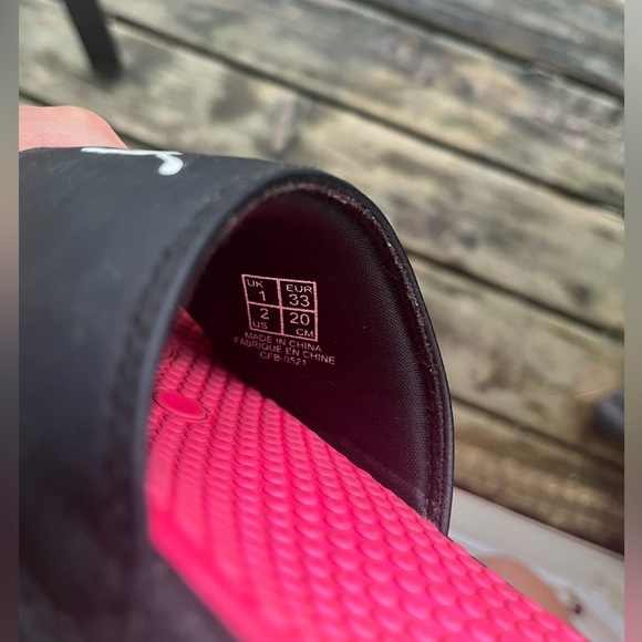Girls Puma Slides sandals, sz 2, Perfect to slide on after summertime sports⚽️🥎 - Picture 7 of 7